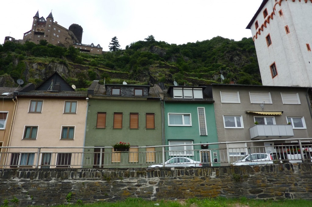 Häuserreihe Rheinstraße 33 bis 36, Fassaden in unterschiedlichen Farben