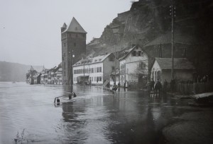 Häuser in der Rheinstraße im Hochwasser