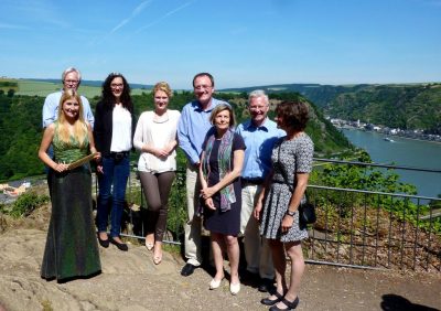 Weinköniginnen und LokalpolitikerInnen auf der Loreley, im Hintergrund Rheintal u. Stadt Sankt Goarshausen