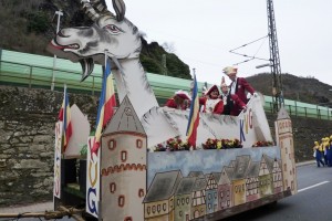 Karnevalswagen mit Geiß und Altstadthäusern