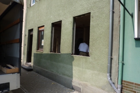 Fassade mit zwei leeren Fensteröffnungen während des Fensteraustauschs