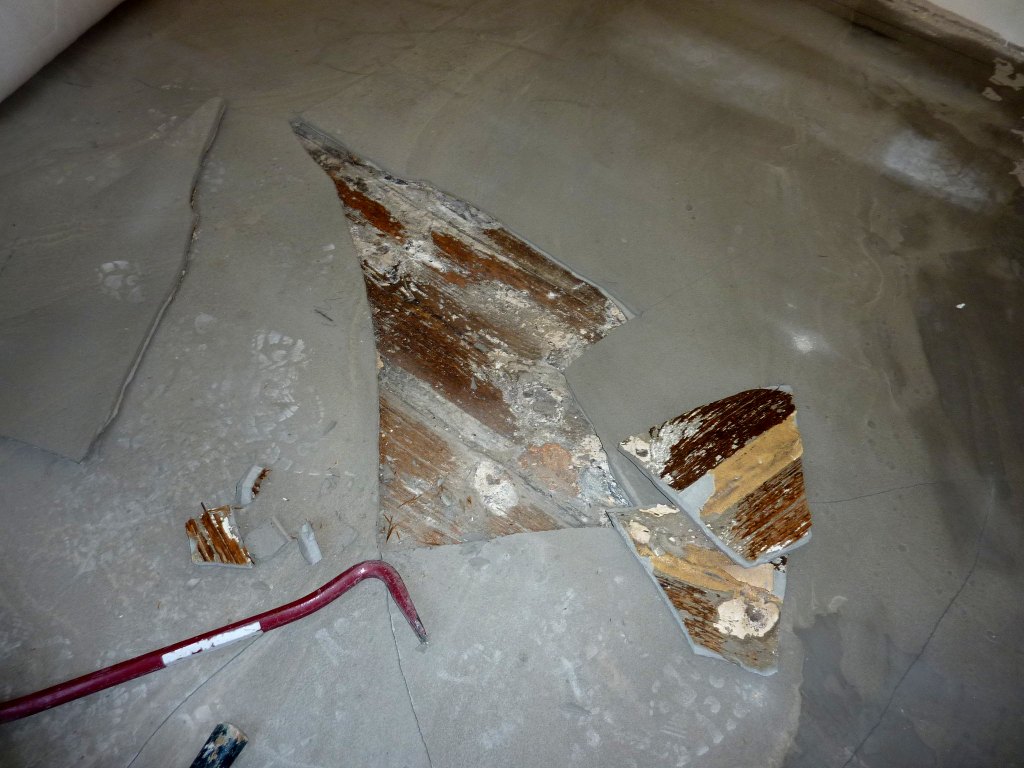 aufgebrochener Fußboden-Estrich, darunter Holz